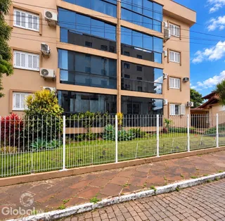 Fachada de um prédio residencial em Lajeado, Brasil com janelas de alumínio.