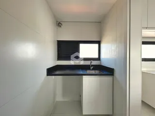 Foto de um ambiente interno com bancada e janela.