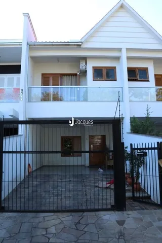 Fachada de uma casa em Lajeado, Brasil, com portão de ferro.