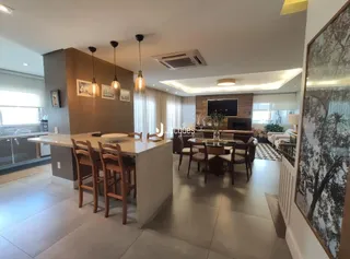Ambiente de sala de jantar e cozinha em um imóvel.