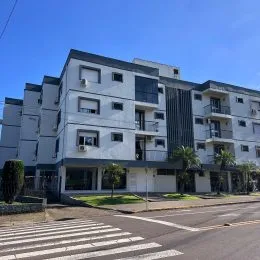 Fachada de um edifício residencial em Lajeado, Brasil, com vários andares.