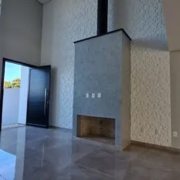 Ambiente interno com paredes claras e piso polido em uma residência.