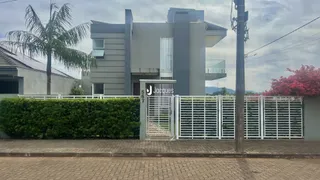 Fachada de uma casa em Lajeado, Brasil com cerca e portão.