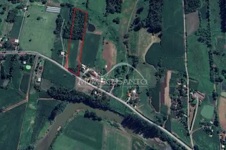 Vista aérea da propriedade rural em Lajeado, mostrando campos e vegetação.