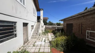 Fachada de uma casa em Lajeado, Brasil, com jardim frontal e acesso por escadaria.