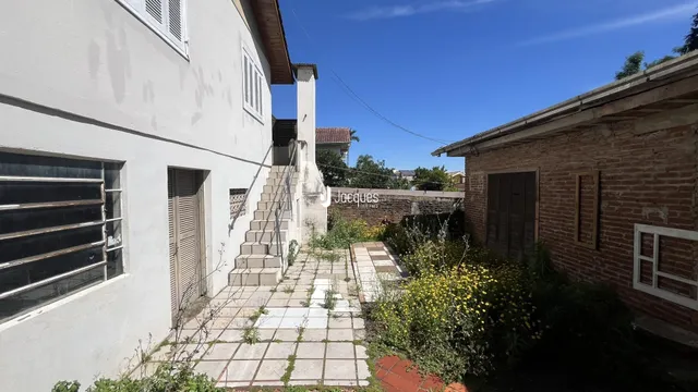 Fachada de uma casa em Lajeado, Brasil, com jardim frontal e acesso por escadaria.