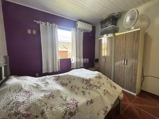 Quarto com parede roxa e armários embutidos
