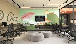 Ambiente de escritório moderno com várias cadeiras ergonômicas e parede verde.