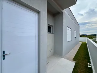 Fachada de uma residência moderna com porta branca e área externa.