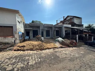 Vista externa de uma construção residencial em Lajeado, Brasil, mostrando a estrutura em fase de obra.
