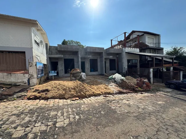 Vista externa de uma construção residencial em Lajeado, Brasil, mostrando a estrutura em fase de obra.