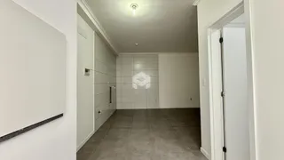 Corredor interno de uma residência com piso de cerâmica.