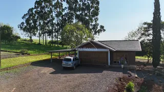 Vista externa de uma casa com garagem coberta em Lajeado, Brasil.
