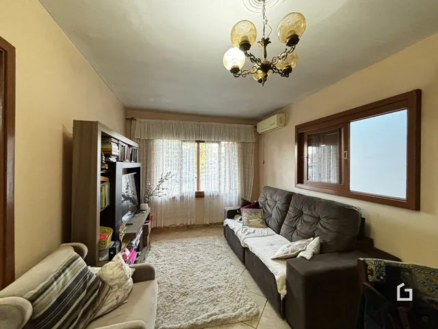 Sala de estar com janela e sofá em um imóvel no Brasil.