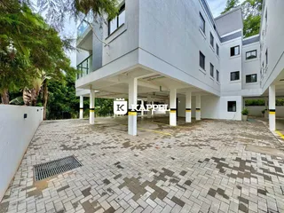 Foto da fachada de um prédio residencial em Lajeado, Brasil, mostrando a área externa pavimentada.
