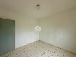 Foto de um ambiente interno com piso de cerâmica clara.