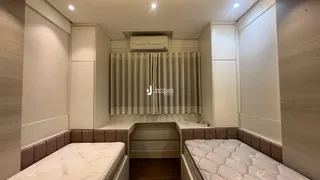 Quarto com cama e armários em um ambiente claro.