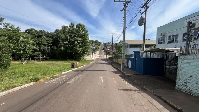 Vista da rua em Lajeado, Brasil, com vegetação ao lado.
