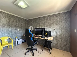 Ambiente interno de um cômodo com uma estação de trabalho e decoração.