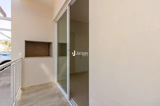 Vista interna de um corredor com portas de vidro.