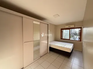 Quarto com cama e armário em um imóvel.