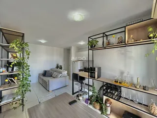Ambiente moderno de sala de estar e cozinha em imóvel no Lajeado.