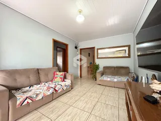 Sala de estar com dois sofás e piso de cerâmica.