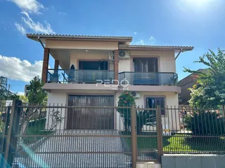 Fachada de uma casa residencial em Lajeado, Brasil com varanda e cerca.