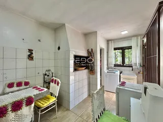 Quarto com cama e cadeira em ambiente interno.