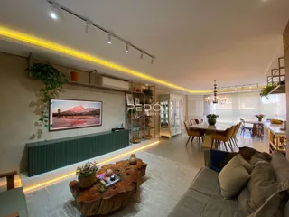 Sala de estar e jantar com decoração moderna e iluminação em LED.