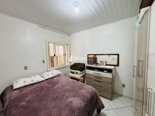Quarto com cama e janela em um apartamento.