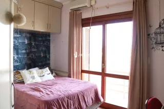 Quarto com cama e janela em um imóvel no Brasil.
