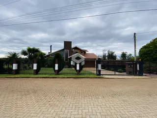Fachada de uma residência com cerca e portão em Lajeado, Brasil.