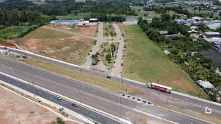 Vista aérea de um terreno aberto com vegetação e uma estrada.