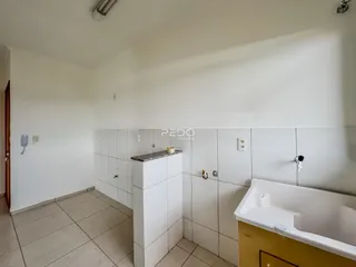 A foto mostra o interior de um banheiro com revestimento branco.
