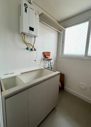 Foto de uma parede interna com unidade de ar-condicionado e armários brancos.
