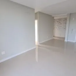 Vista interna de um espaço amplo e claro com paredes brancas.