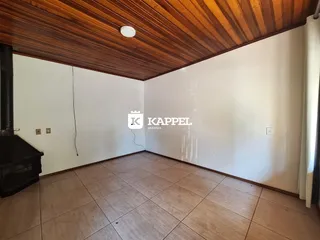 Foto de uma sala com piso de cerâmica e forro de madeira.