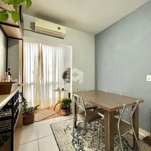 Uma sala de jantar com mesa de madeira e janela em um imóvel no Brasil.