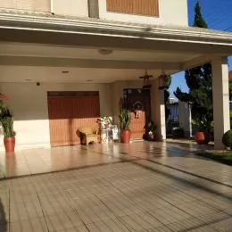 Vista externa de uma área pavimentada com piso de madeira em uma residência em Lajeado.