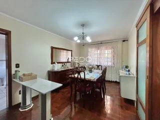 Sala de jantar com piso de madeira e móveis de madeira.