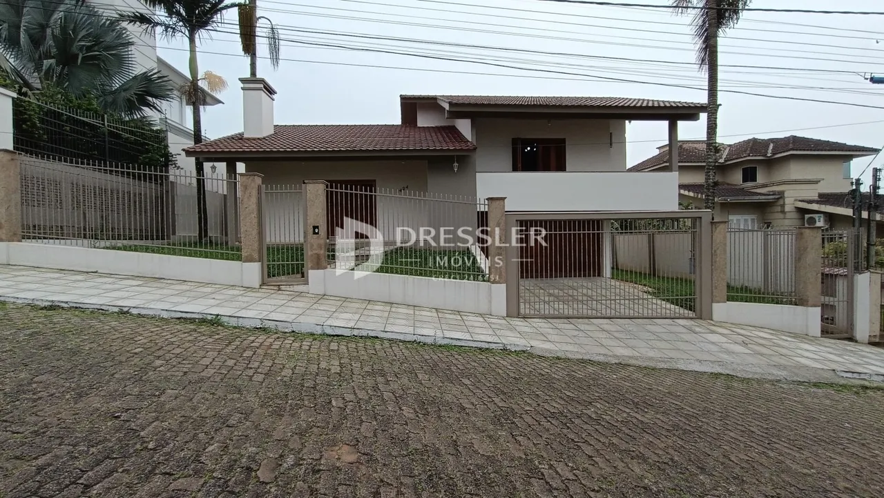 Fachada de uma residência com muro e portão em Lajeado, Brasil.