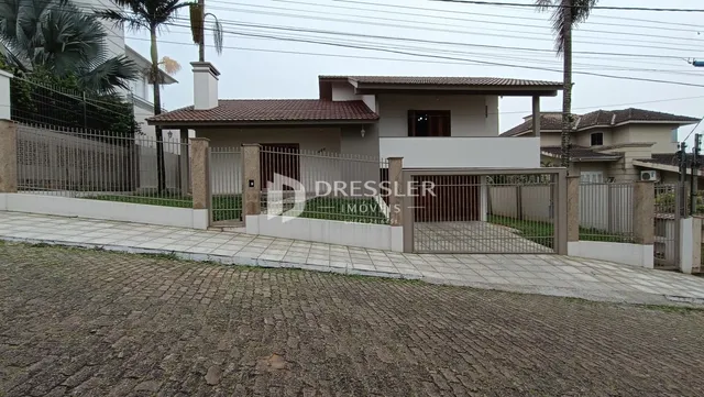 Fachada de uma residência com muro e portão em Lajeado, Brasil.