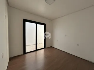 Sala de estar com porta de vidro que dá para o exterior.