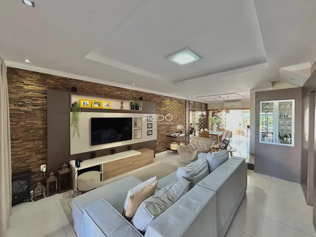 Sala de estar moderna com sofá e parede de destaque em Lajeado.