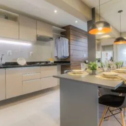 Foto de uma cozinha com armários claros e bancada.