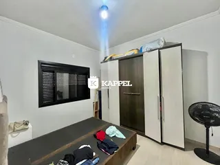 Foto de um ambiente interno com móveis escuros e armários brancos.