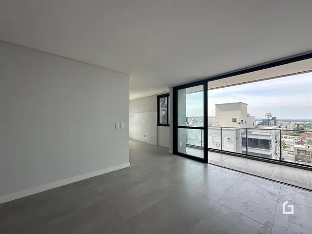 Ambiente interno moderno com piso de cerâmica e vista da cidade.