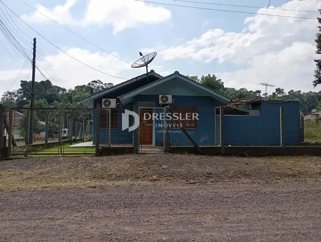 Fachada de uma casa em Lajeado, Brasil, com terreno em terra batida na frente.
