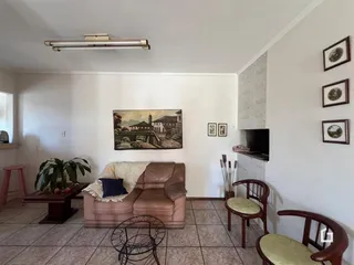 Sala de estar com sofá e lareira em ambiente residencial.